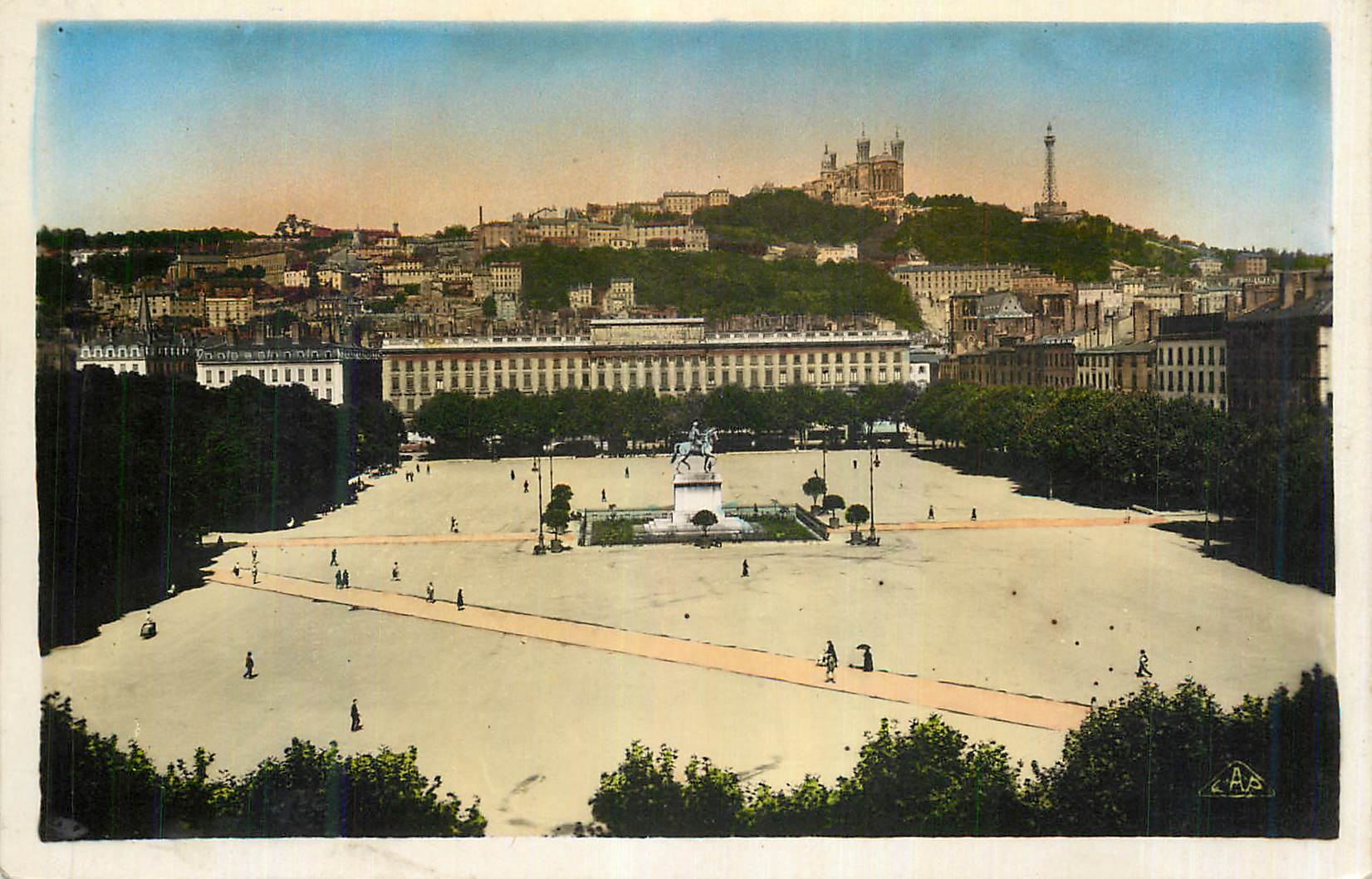 CPM Lyon Place Bellecour et Coteau de Fourviere