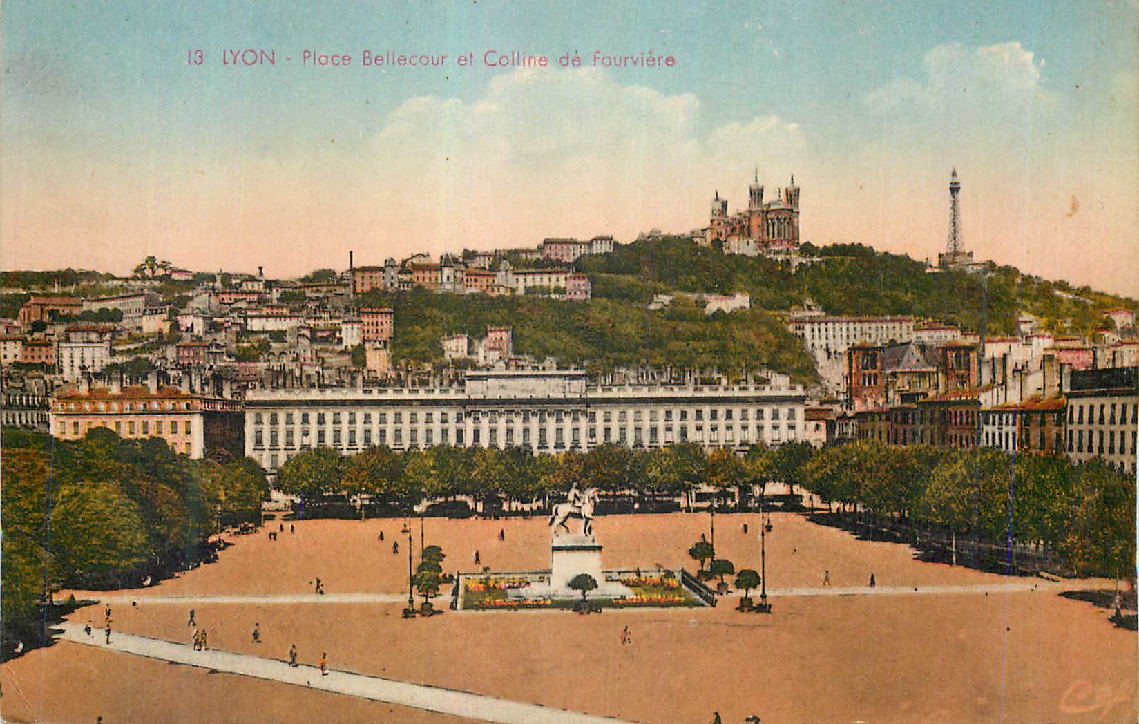 CPA Lyon Place Bellecour et Colline de Fourviere