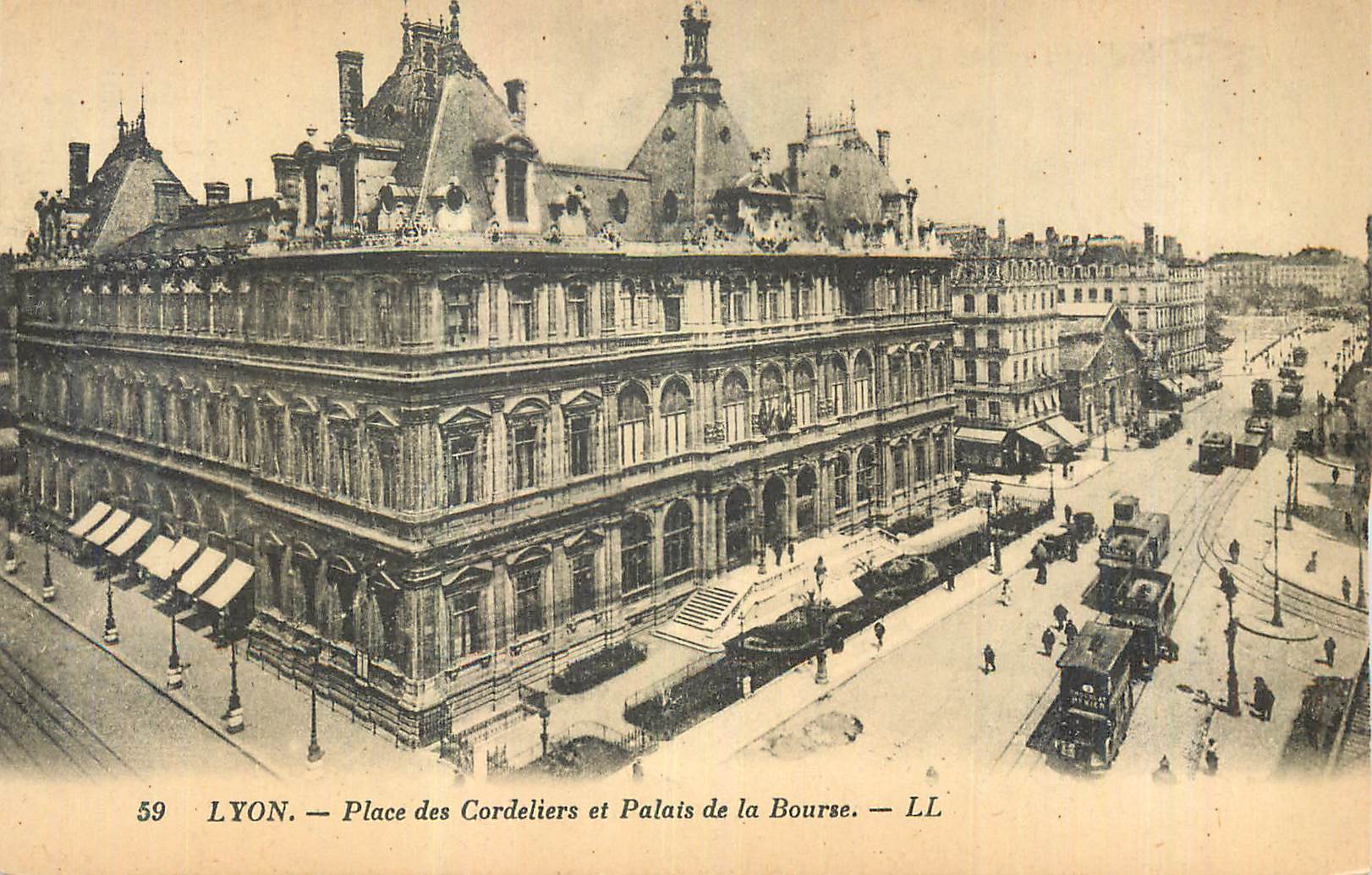 CPA Lyon La Place des Cardeliers et Palais de la Bourse Tramway