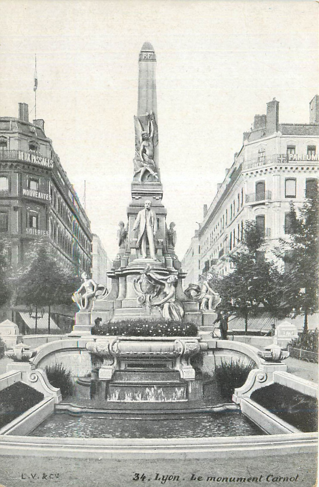 CPA Lyon Le Monument Carnot