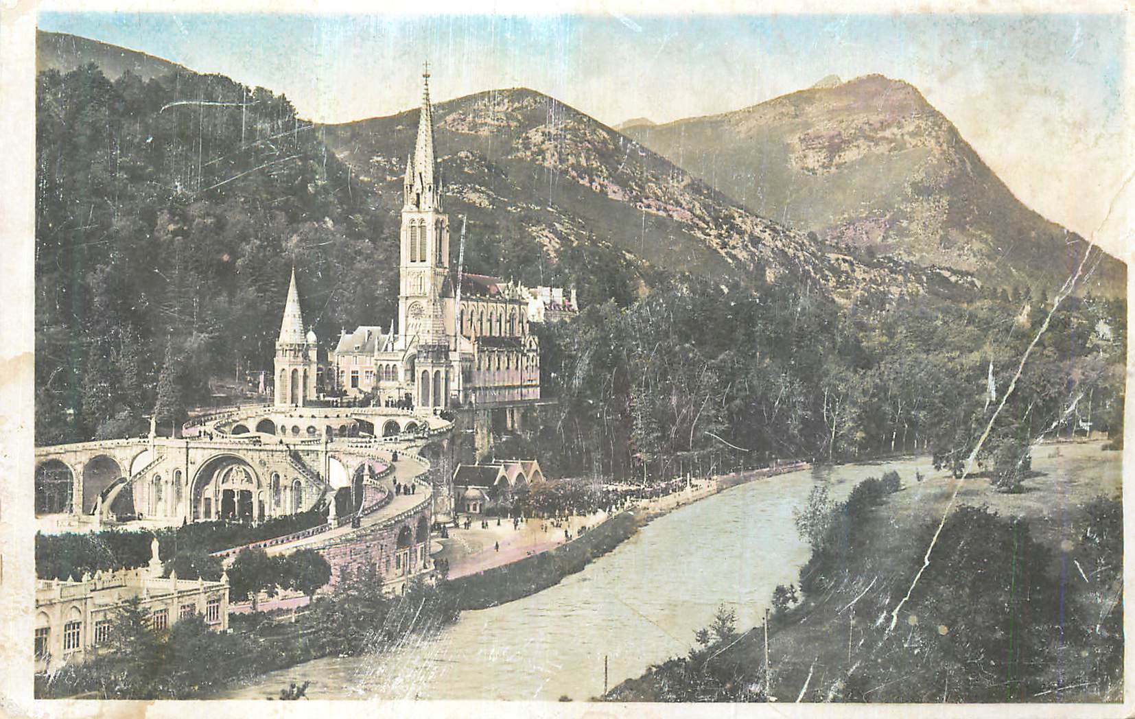 CPA Lourdes La Basilique et le Gave