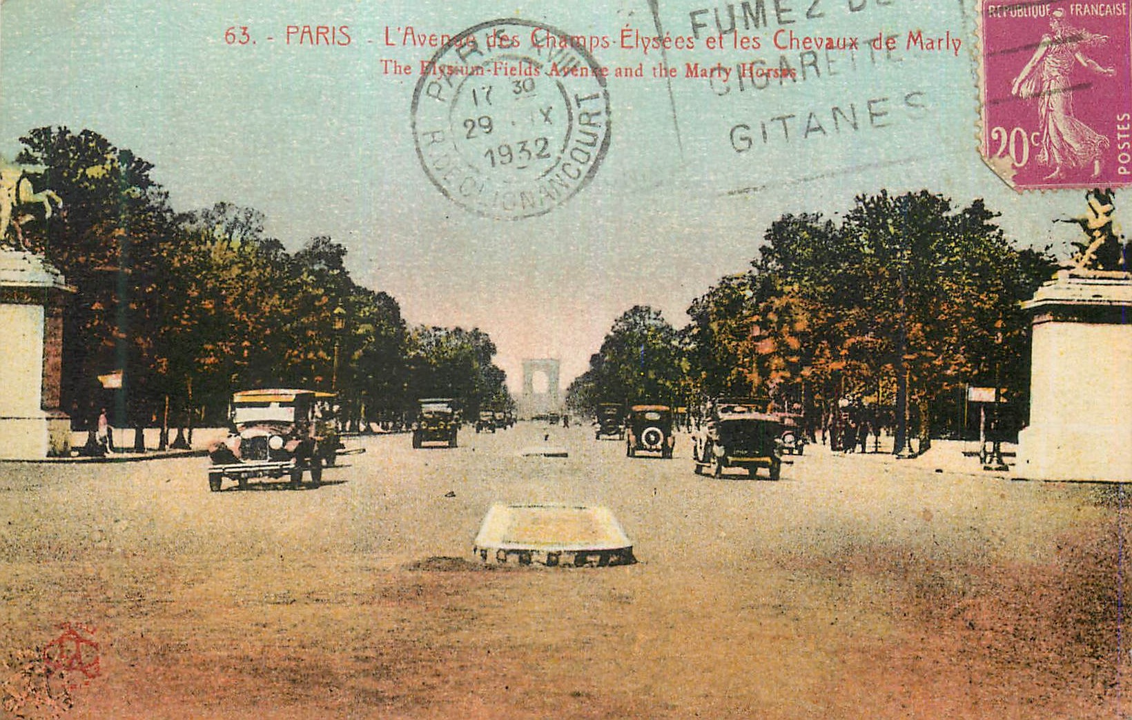 CPA Paris L'Avenue des Champs Elysees et les Chevaux de Marly