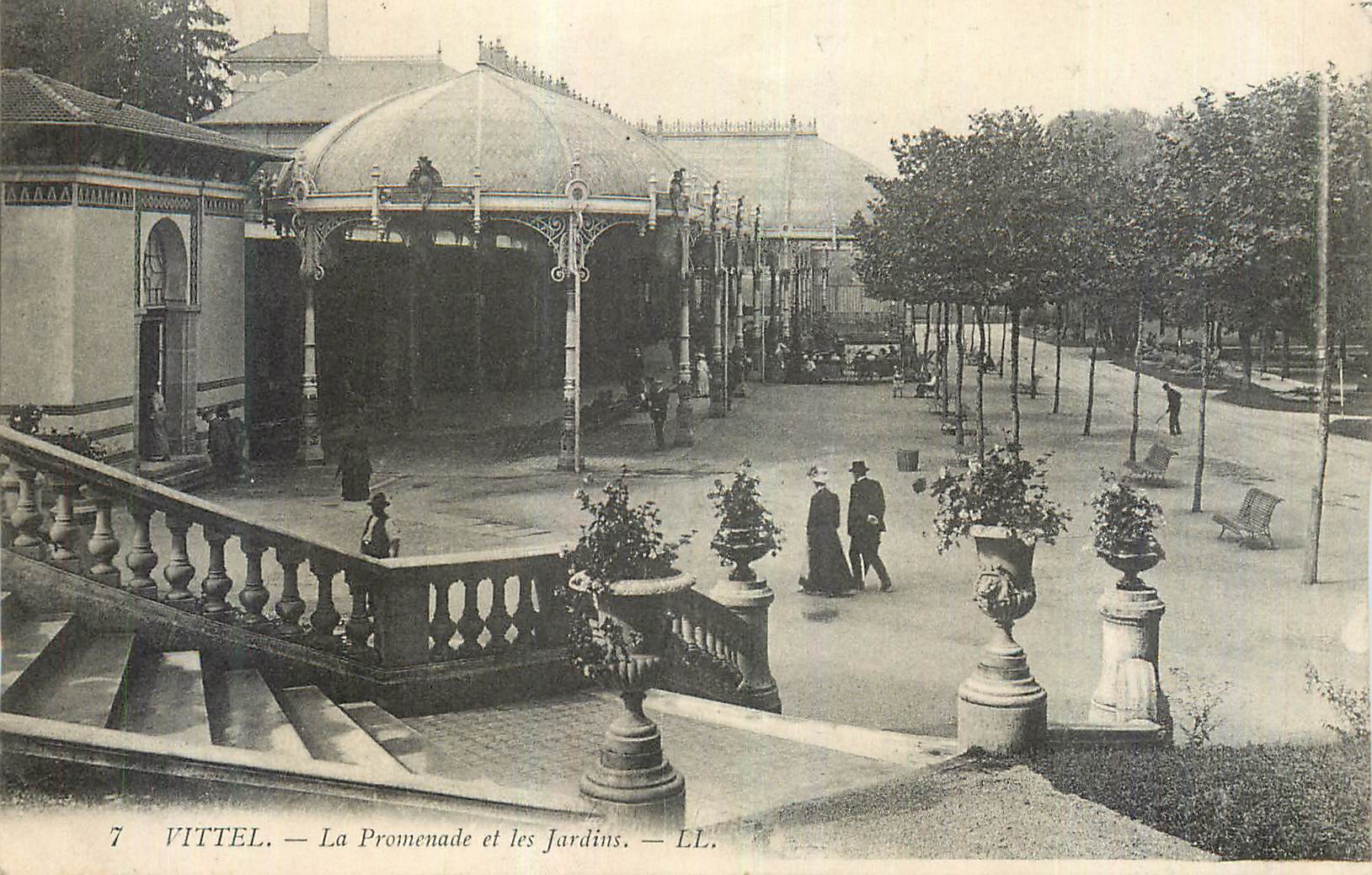 CPA Vittel La Promenade et les Jardins
