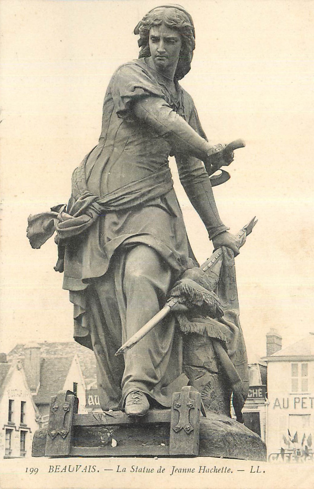 CPA Beauvais La Statue de Jeanne Hachette