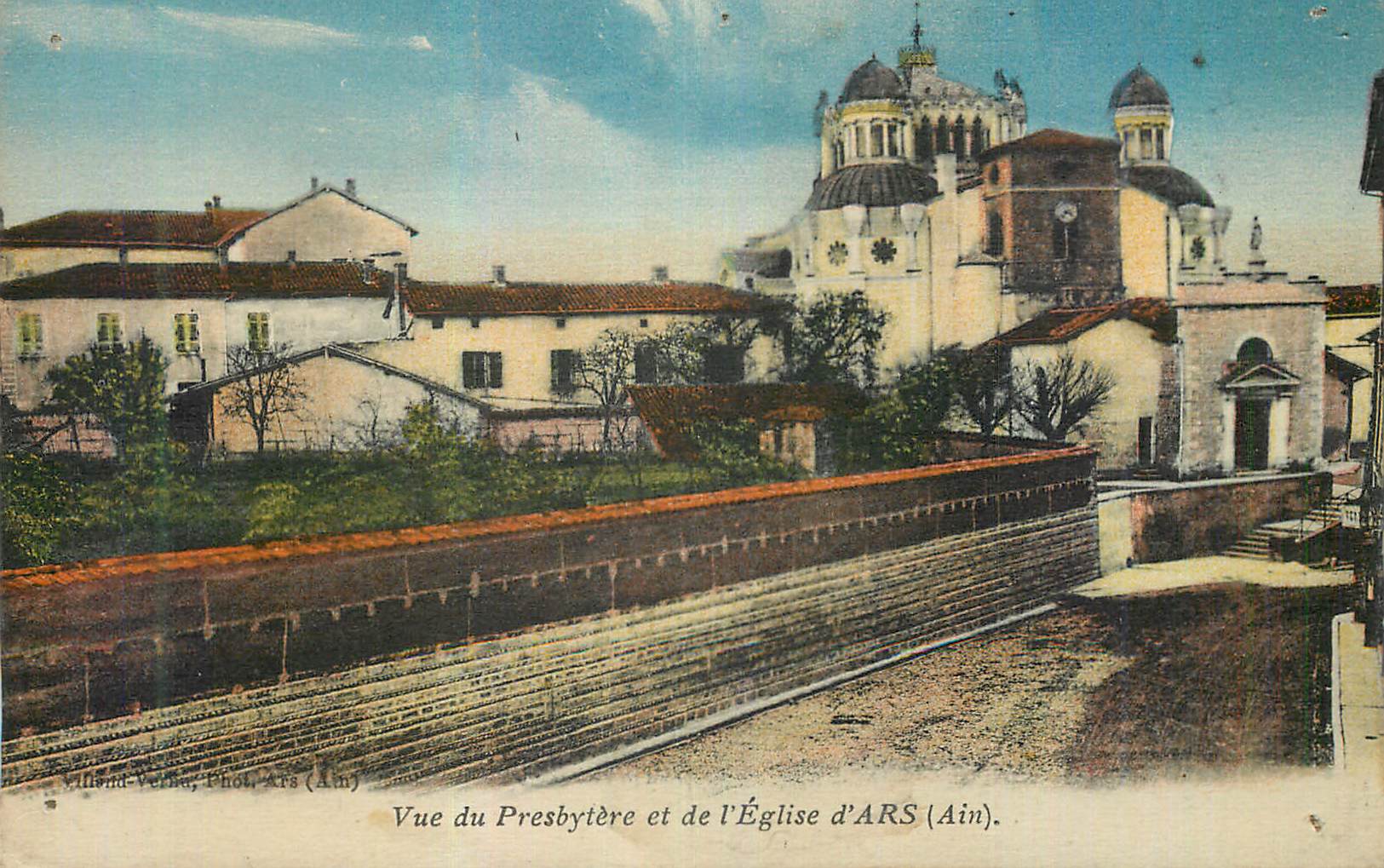 Vue du Presbytère et de l'Église d'ARS (Ain) — Villeneuve-Versin, Phot. Ars (Ain)