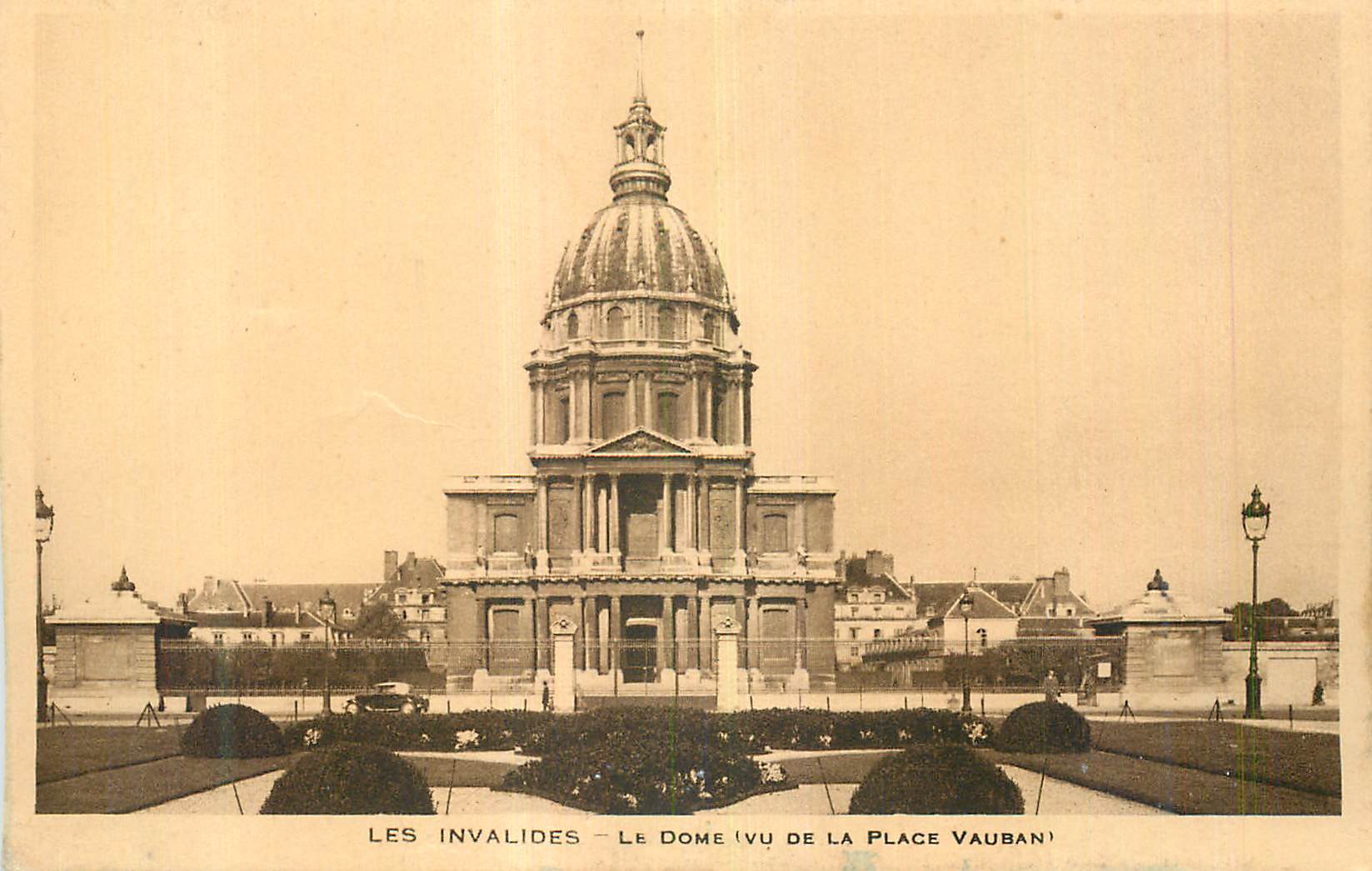 CPA Les Invalides Le Dome (vu de la Place Vauban)