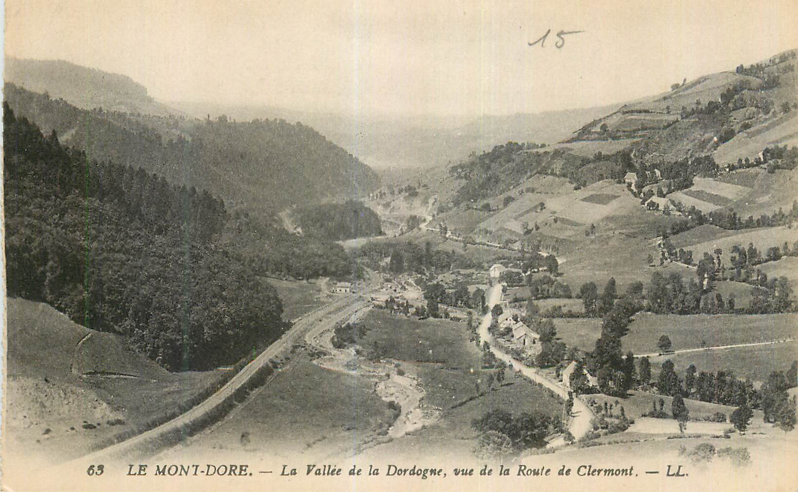CPA Le Mont Dore La Vallee de la Dordogne vue de la Route de Clermont
