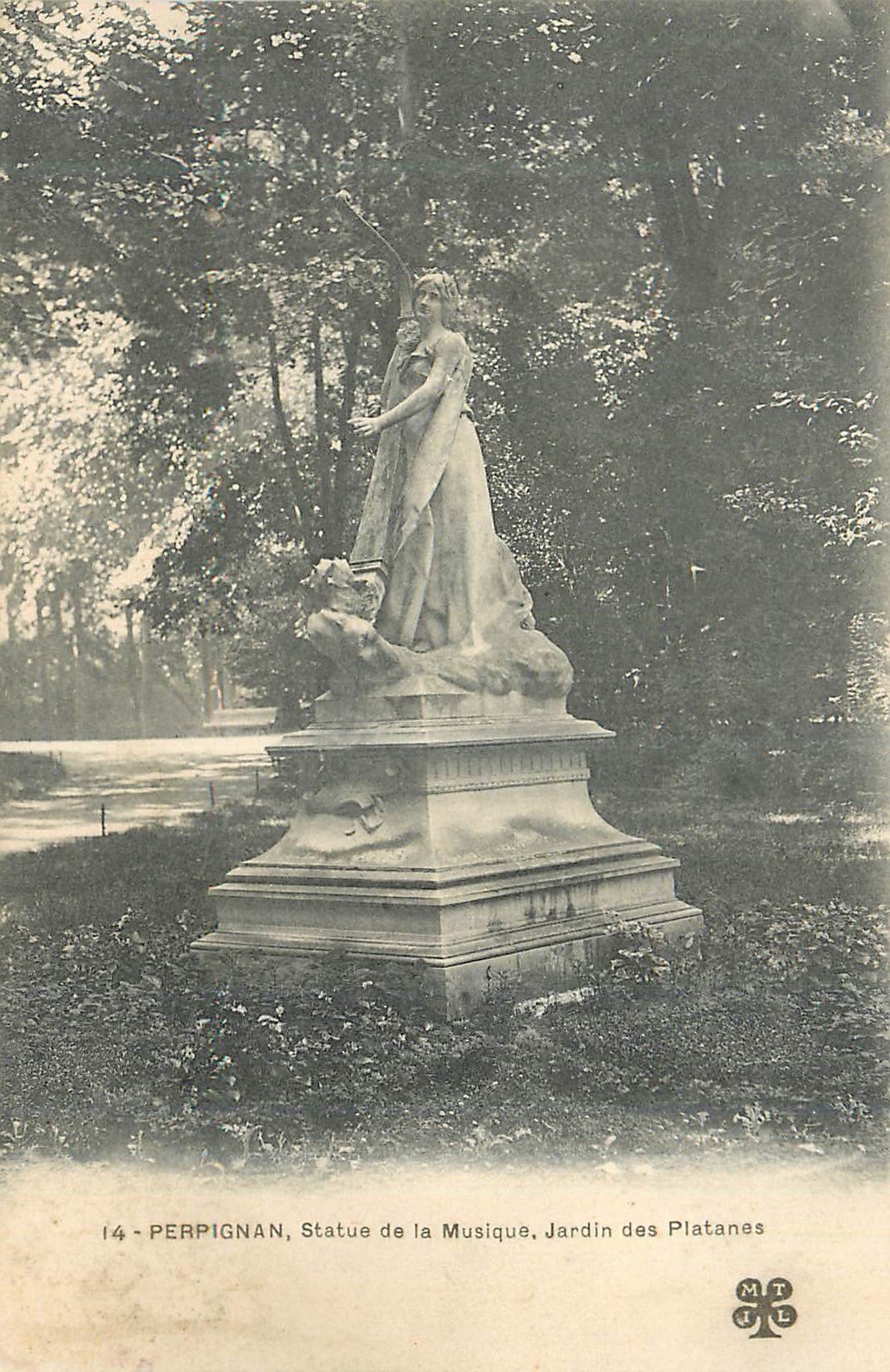 CPA Perpignan Statue de la Musique Jardin des Platanes