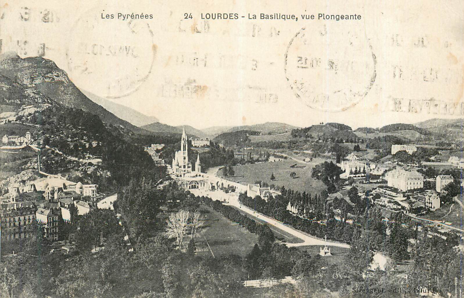 CPA Lourdes Les Pyrenees La Basilique vue Plongeante