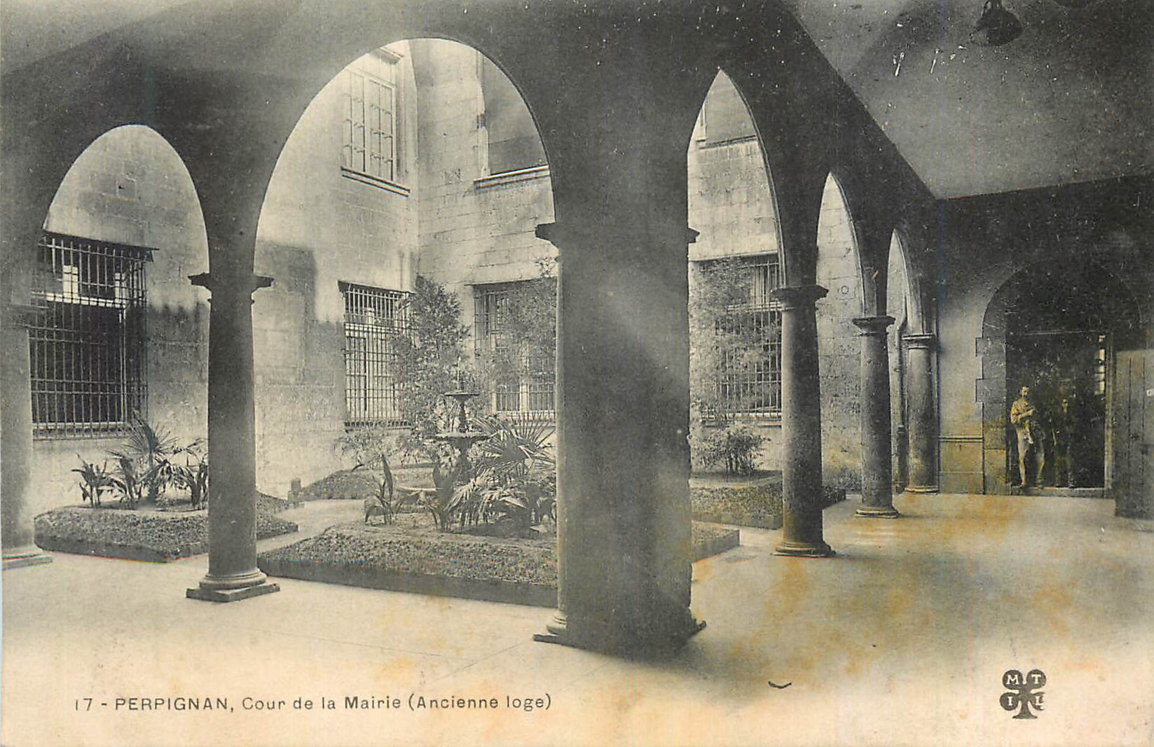 CPA Perpignan Cour de la Mairie (Ancienne Loge)