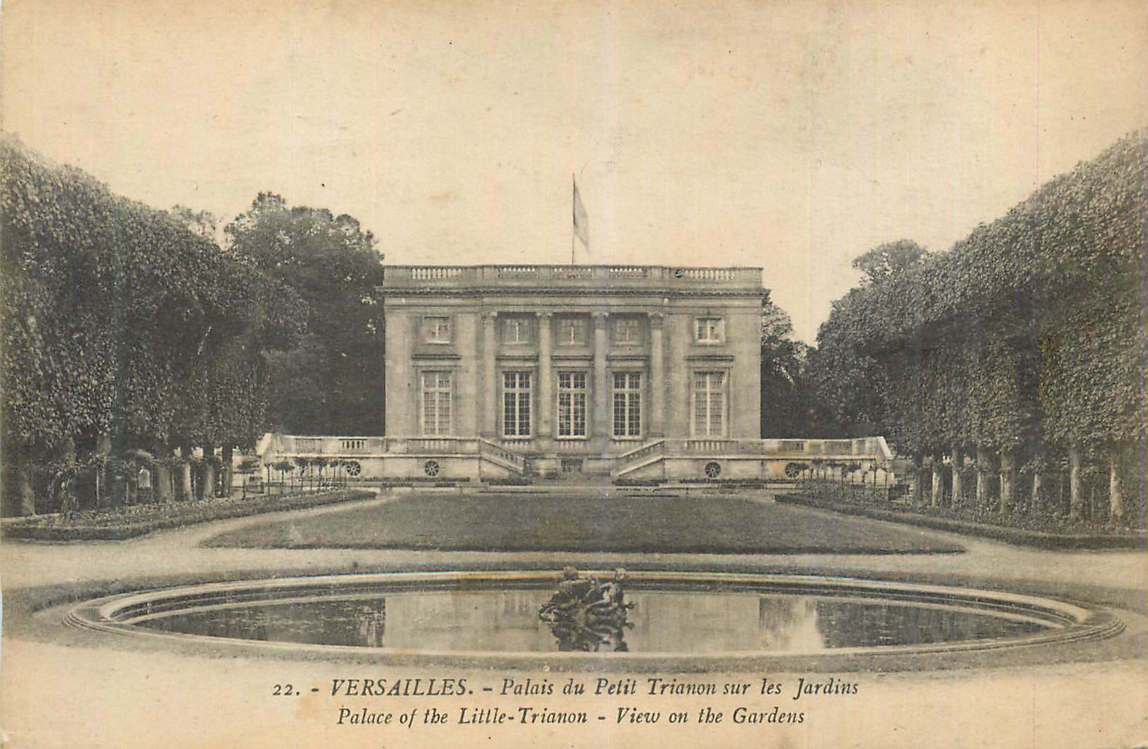 CPA Versailles Palais du Petit Trianon sur les Jardins