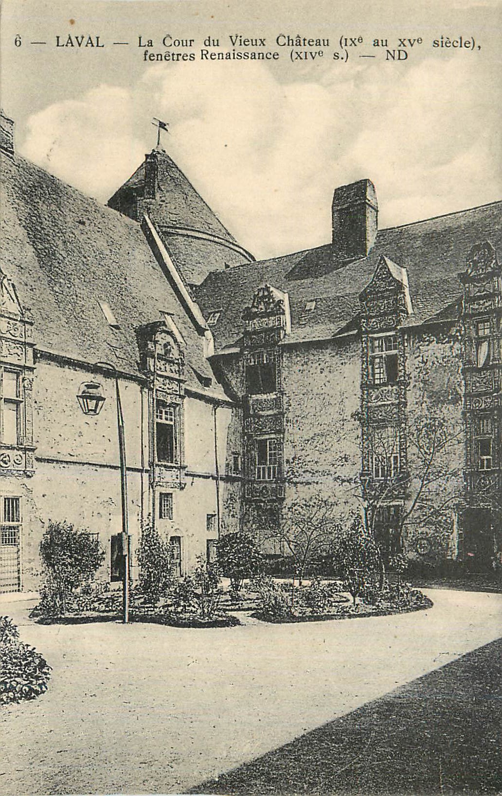 CPA Laval La Cour du Vieux Chateau (IXe au XVe Siecle) Fenetres Renaissance (XIVe S)