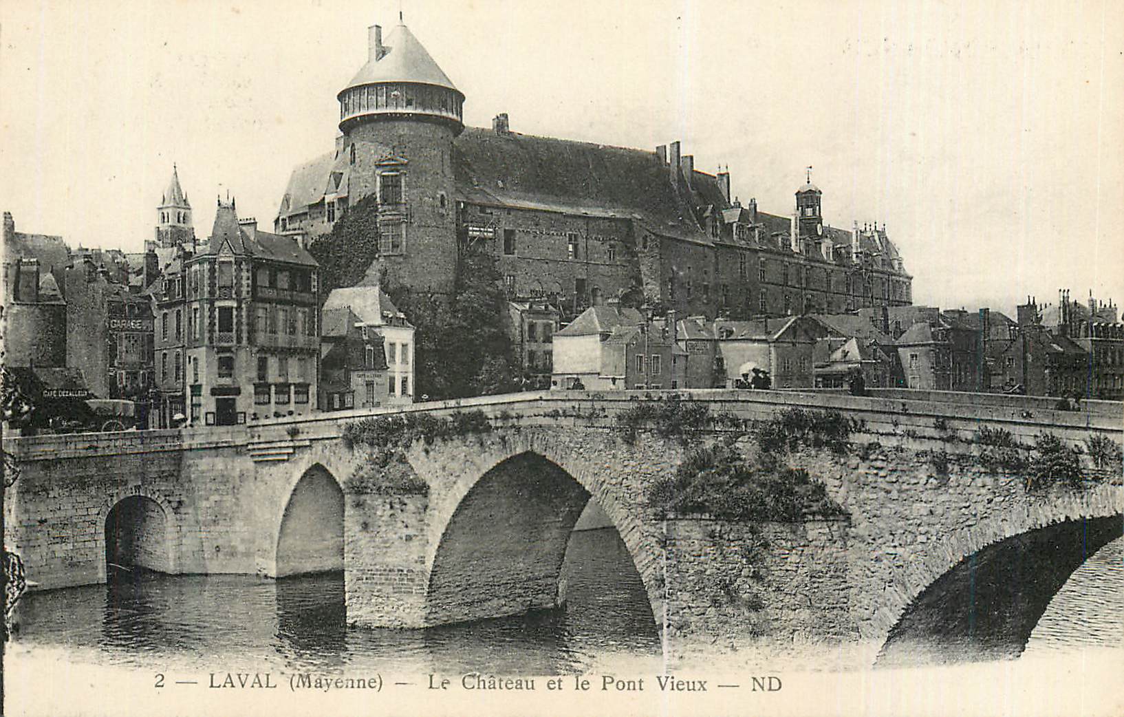 CPA Laval (Mayenne) Le Chateau et le Pont Vieux