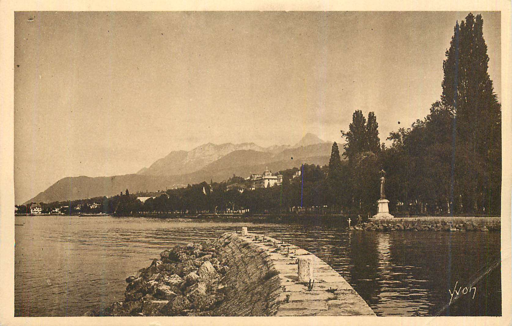 CPA Evian les Bains (Hte Savoie) La Douce France La Phare prise de la Jetee et la Dent d'Oche