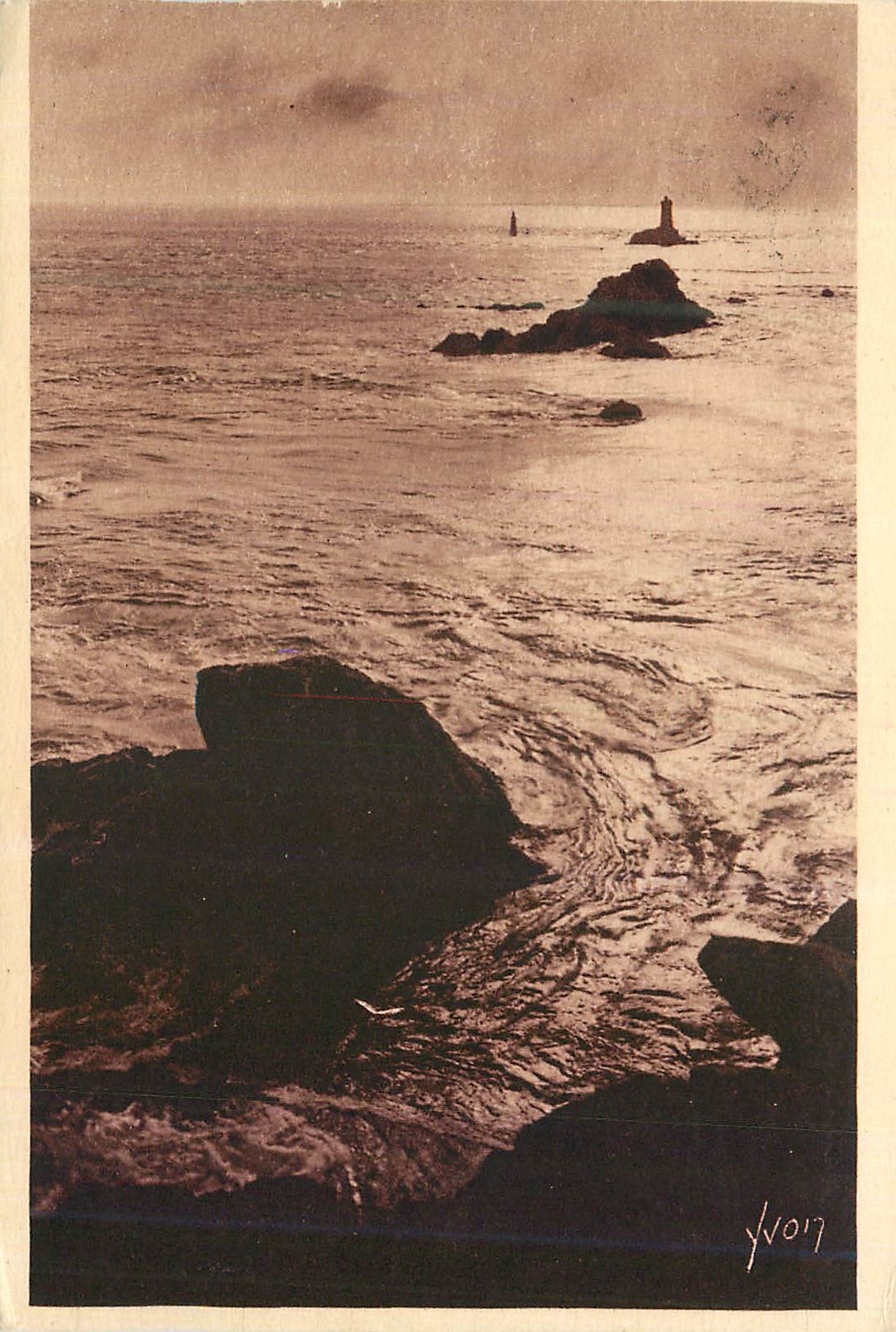 CPA Pointe du Raz (Finistere) Cote Sauvage Bretagne La Douce France L'Eperon du Raz et le Phare de la Vieille