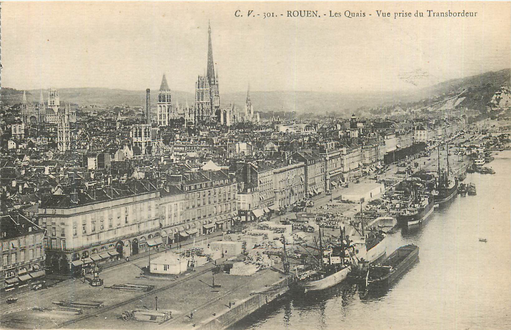 CPA Rouen Les Quais Vue prise du Transbordeur Bateaux