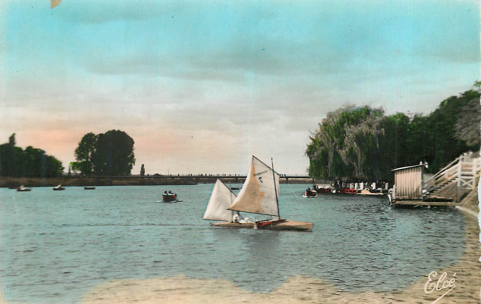 Bateau à voile sur un lac — Élécé