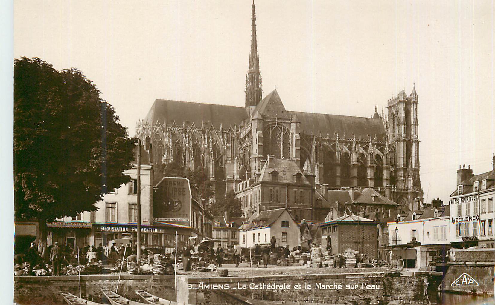Amiens — La Cathédrale et le Marché sur l'eau — Éditeur E.A.A. n°3