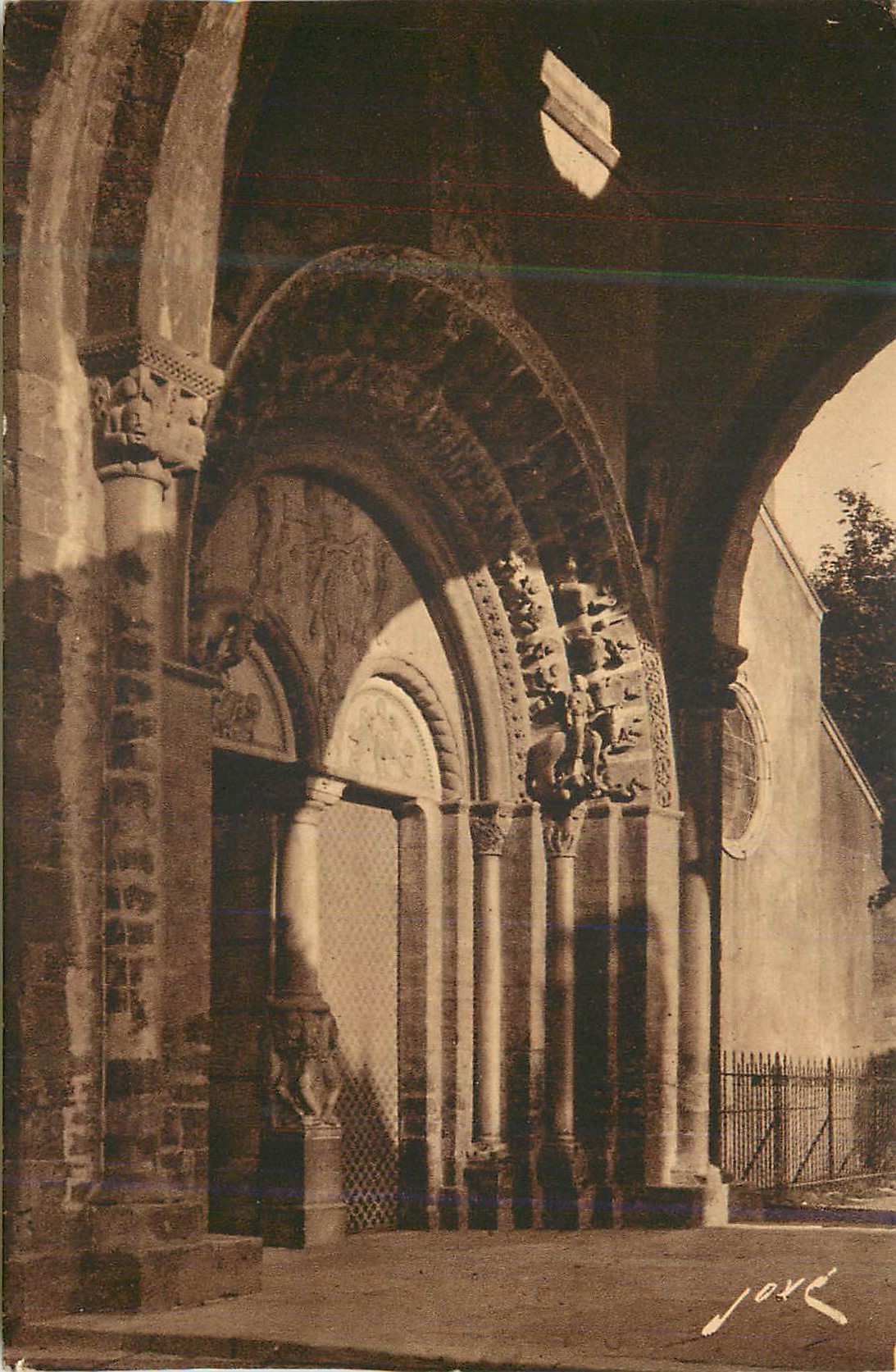 Portail roman de l'église — détails sculptés — Jové