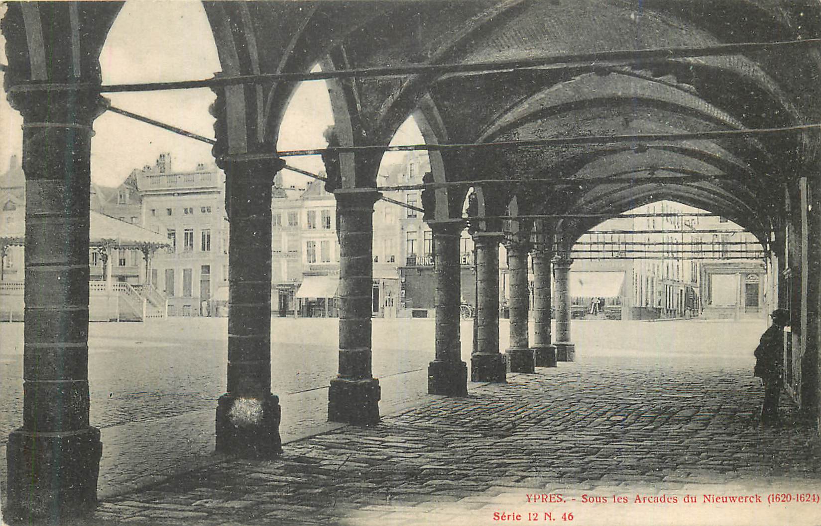 CPA Ypres Sous les Arcades du Nieuwerck (1620 1624)