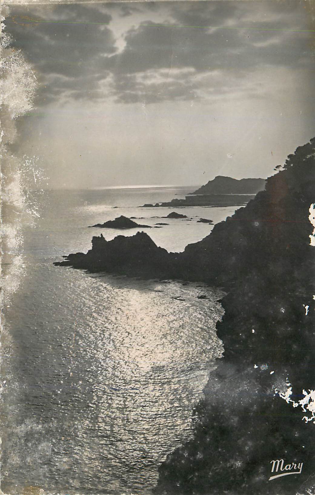 Costa rocciosa — vista del mare — Mary