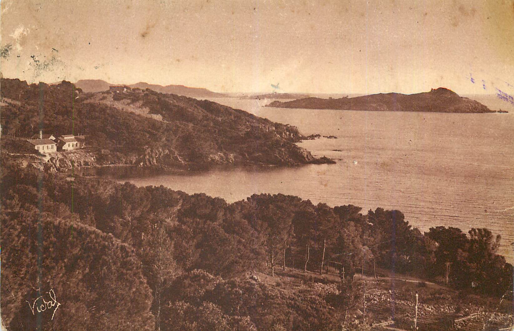 Vue de la côte — île au loin — éditeur Vidal