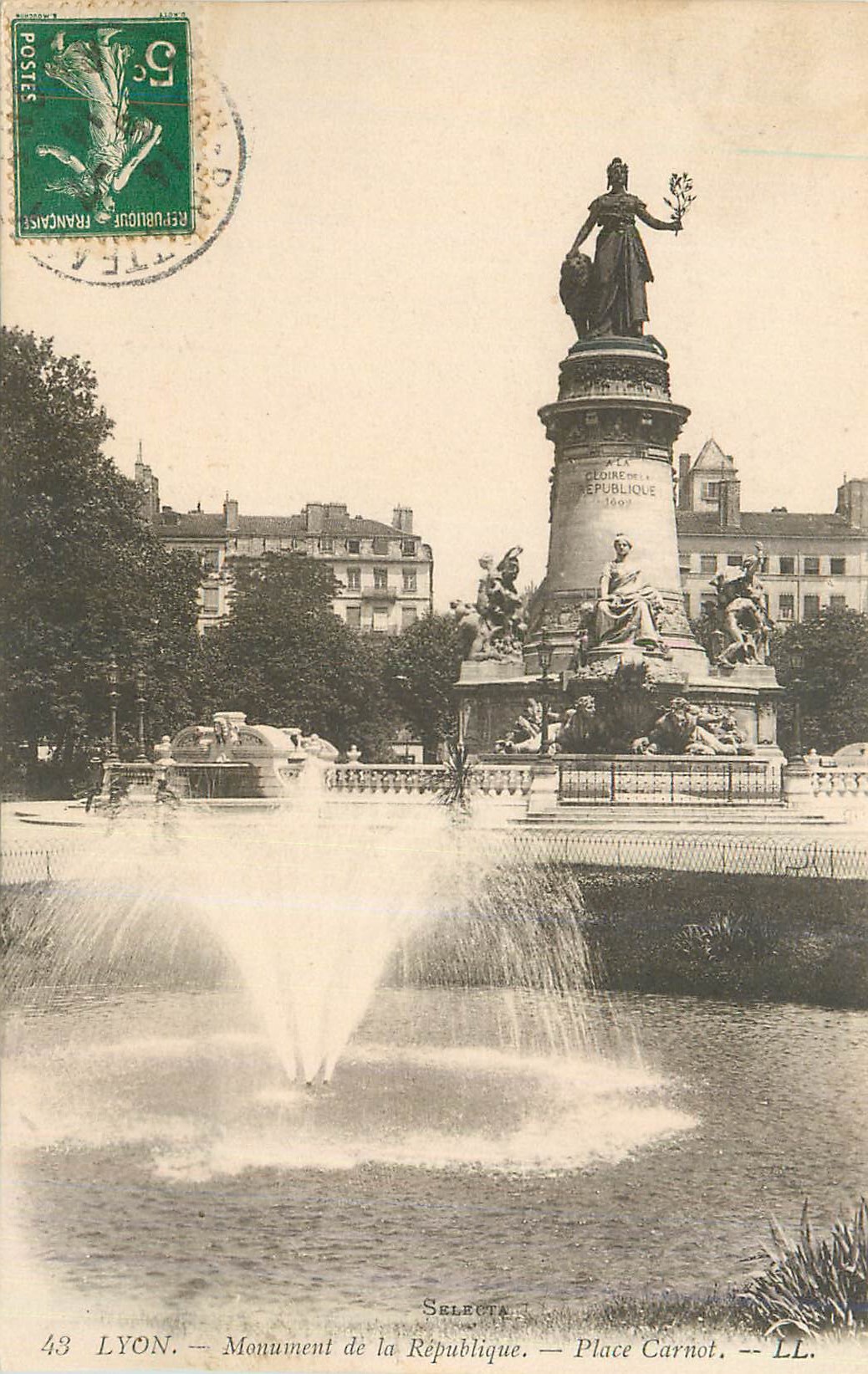 CPA Lyon Monument de la Republique Place Carnot