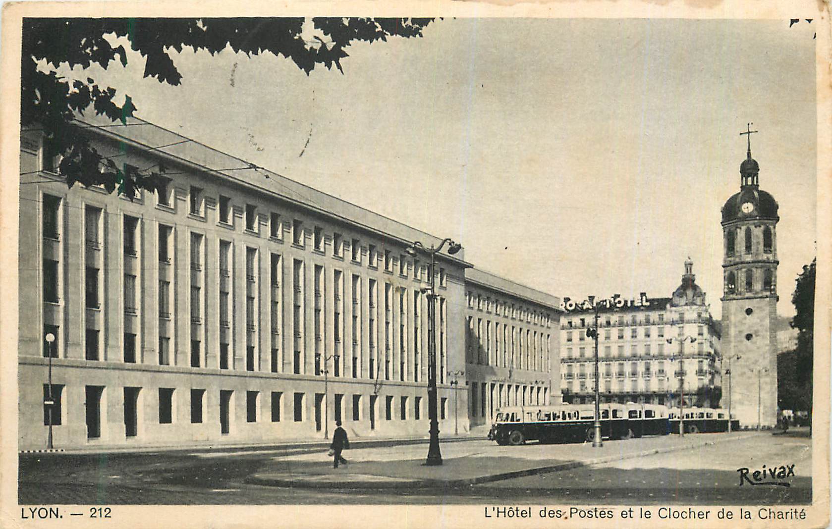CPA Lyon L'Hotel des Postes et le Clocher de la Charite Autobus