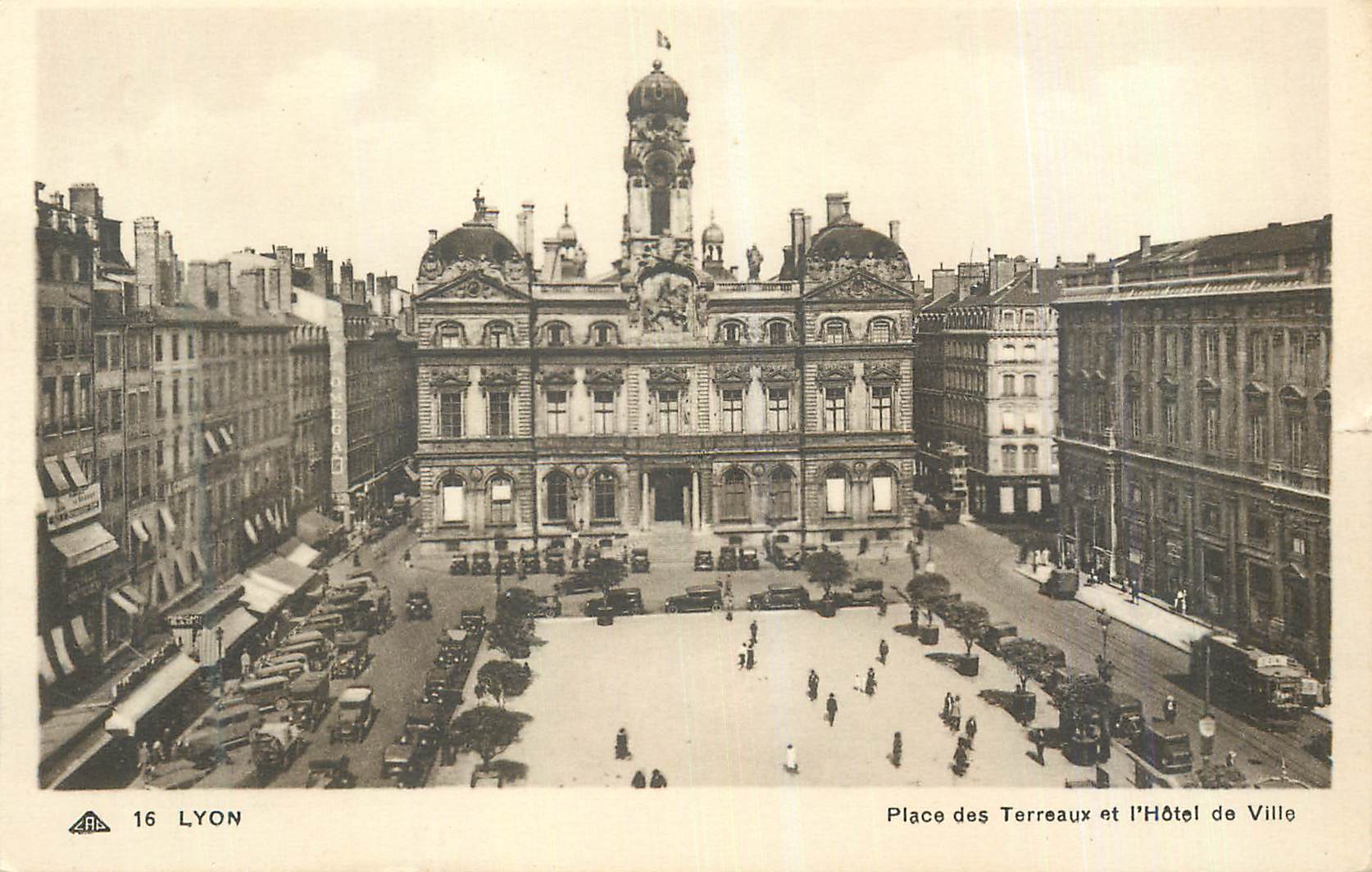 CPA Lyon Place des Terreaux et l'Hotel de Ville