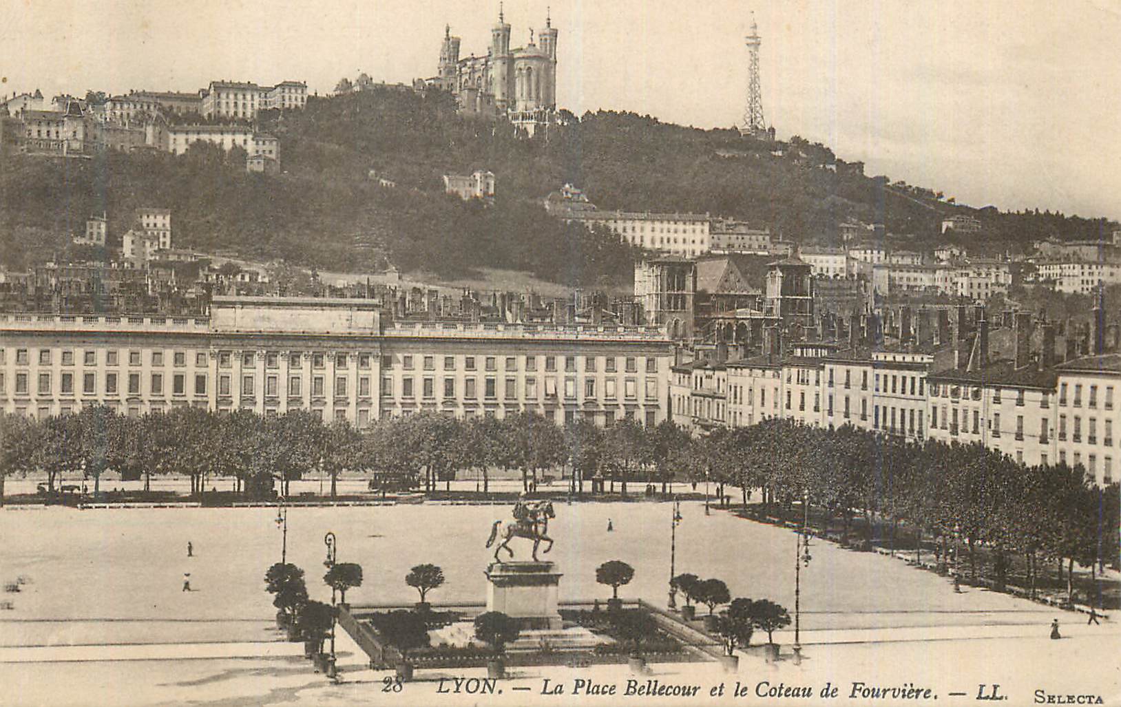 CPA Lyon La Place Bellecour et le Coteau de Fourviere