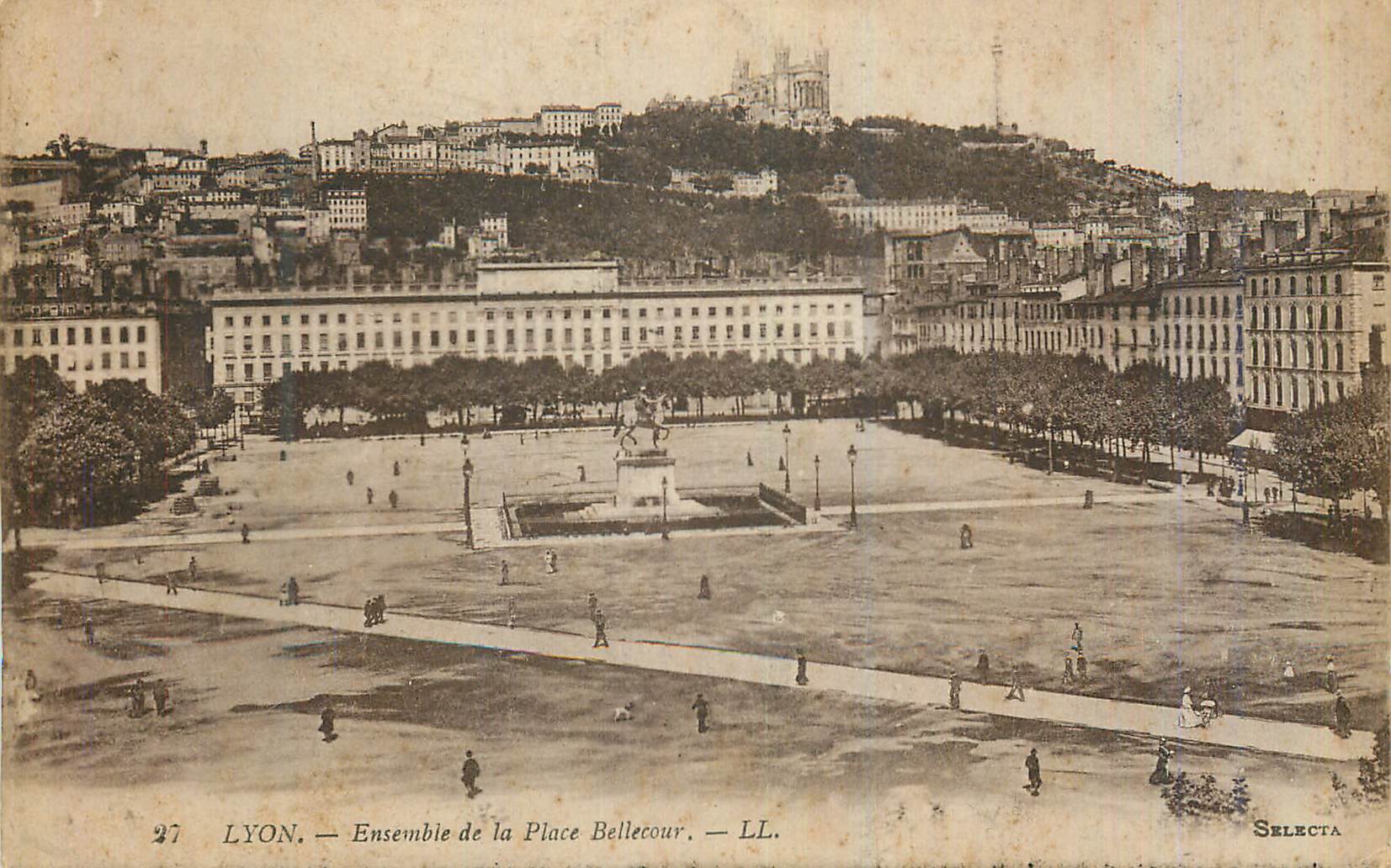 CPA Lyon Ensemble de la Place Bellecour
