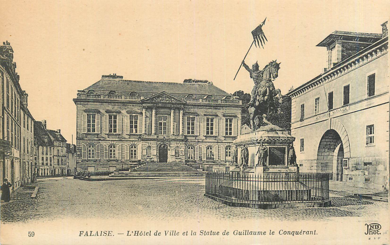 CPA Falaise L'Hotel de Ville et la Statue de Guillaume le Conquerant