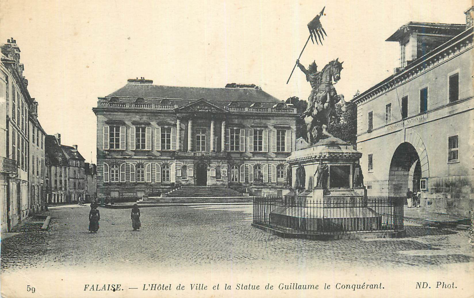 CPA Falaise L'Hotel de Ville et la Statue de Guillaume le Conquerant