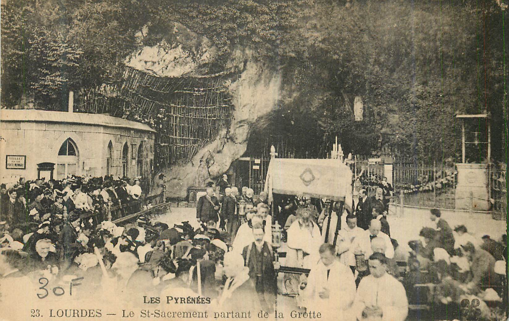 CPA Lourdes Les Pyrenees Le St Sacrement partant de la Grotte