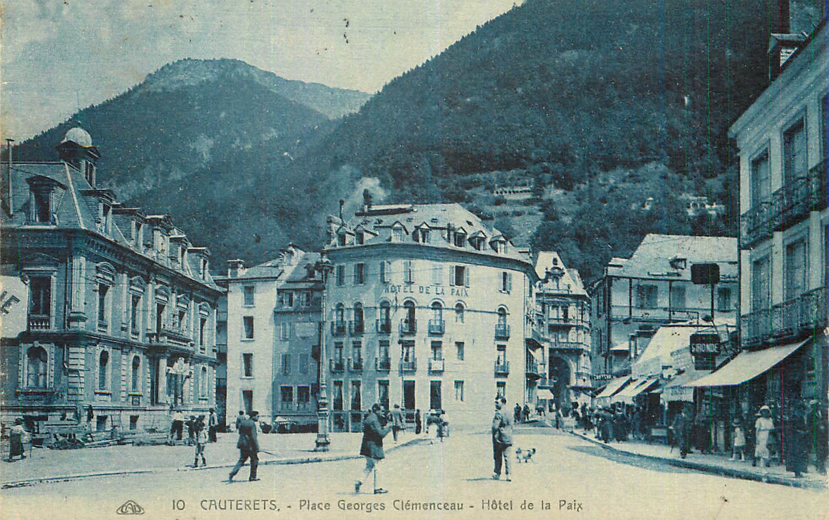 CPA Cauterets Place Georges Clemenceau Hotel de la Paix