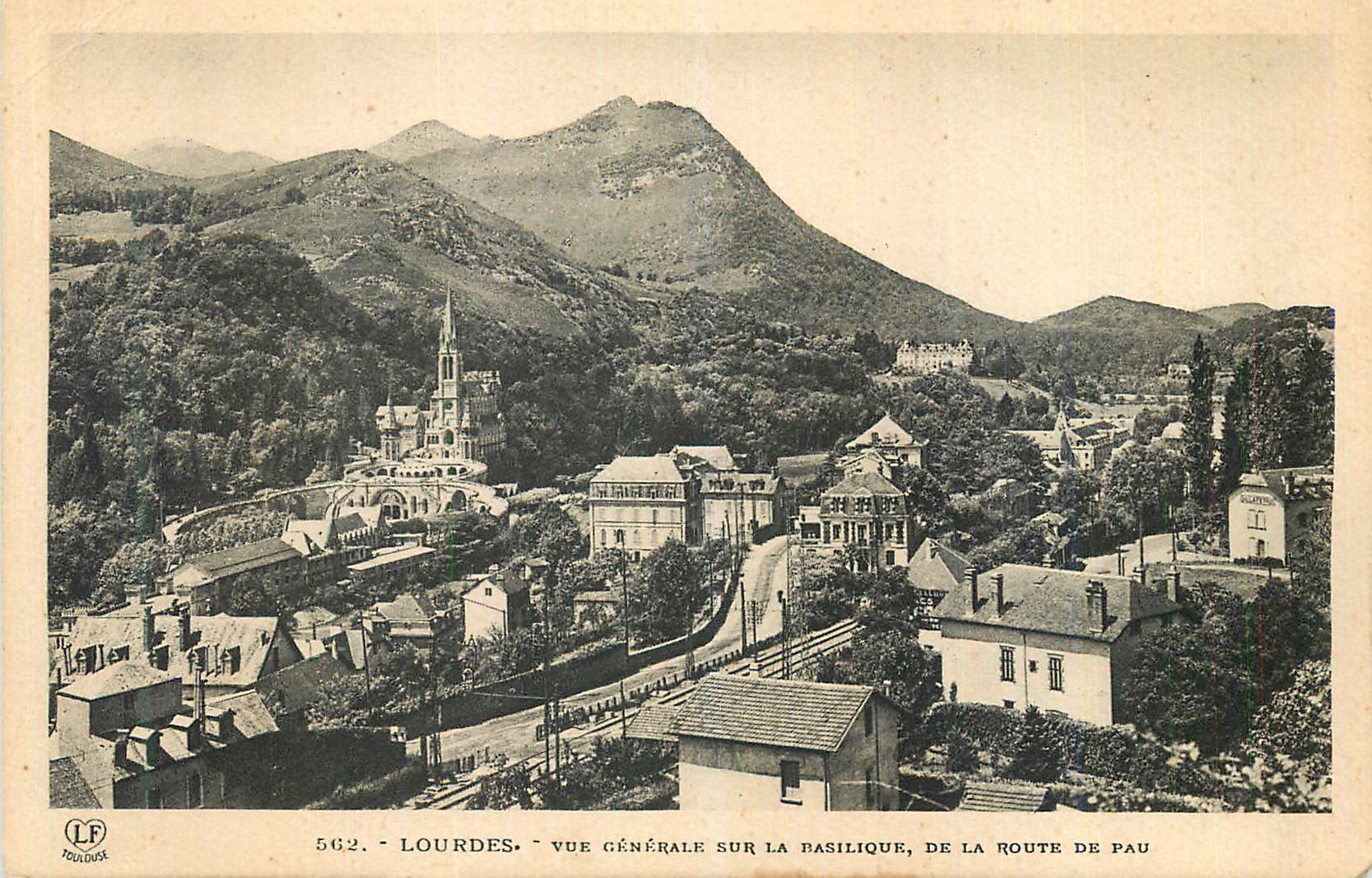 CPA Lourdes Vue Generale sur la Basilique de la Route de Pau