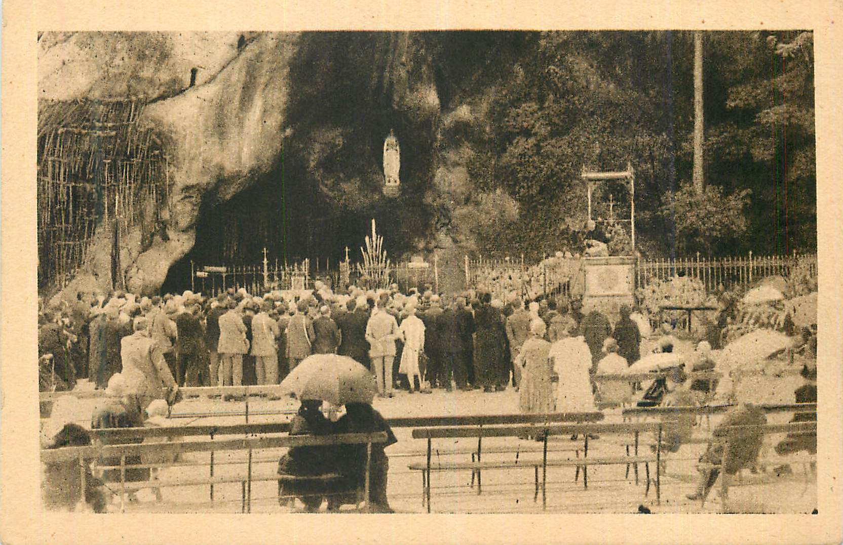 CPA Lourdes Groupe de Pelerins devant la Grotte Miraculeuse