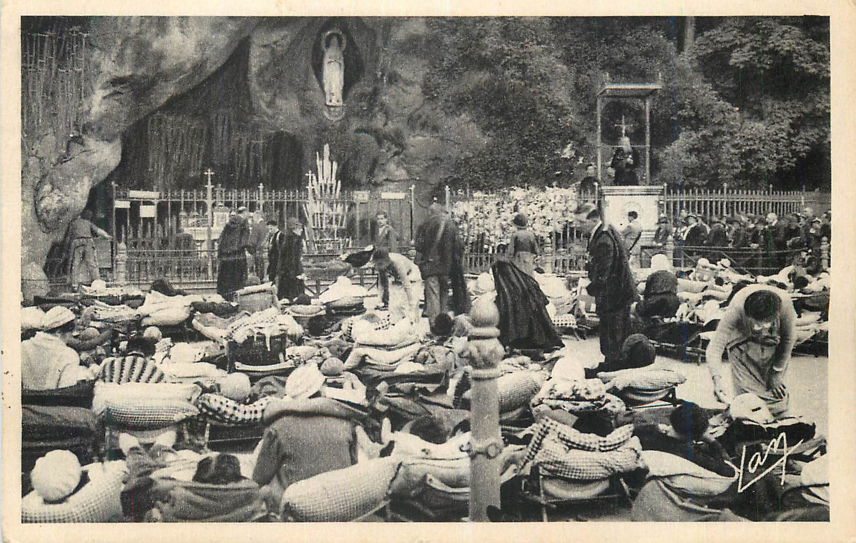 CPA Lourdes Malades devant la Grotte