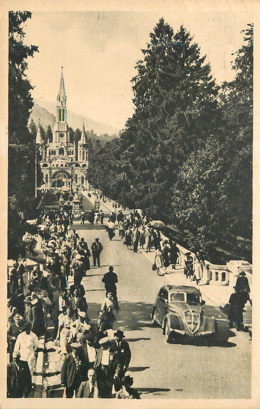 CPA Lourdes La Basilique et l'Esplanade