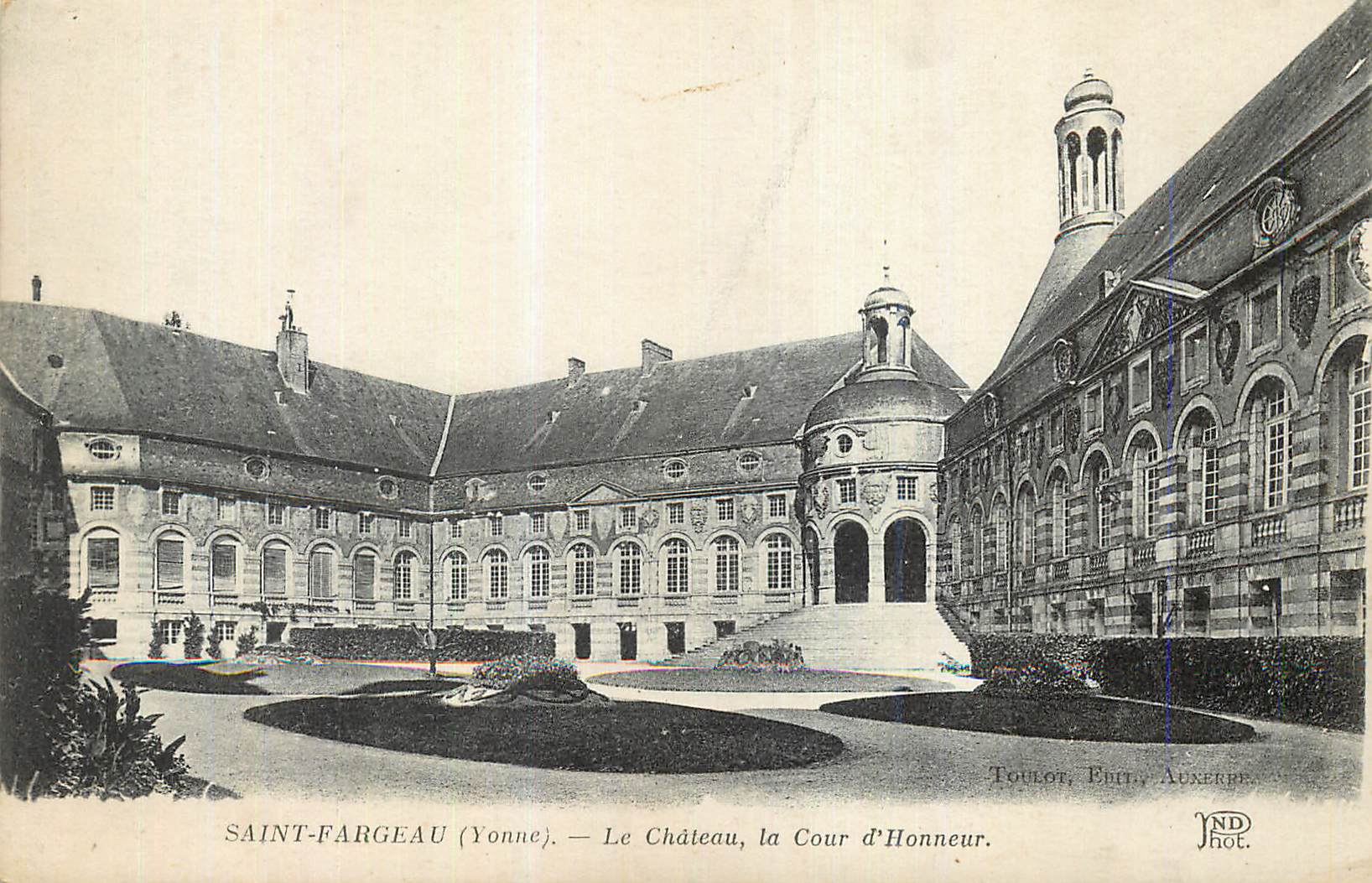 CPA Saint Fargeau (Yonne) Le Chateau La Cour d'Honneur