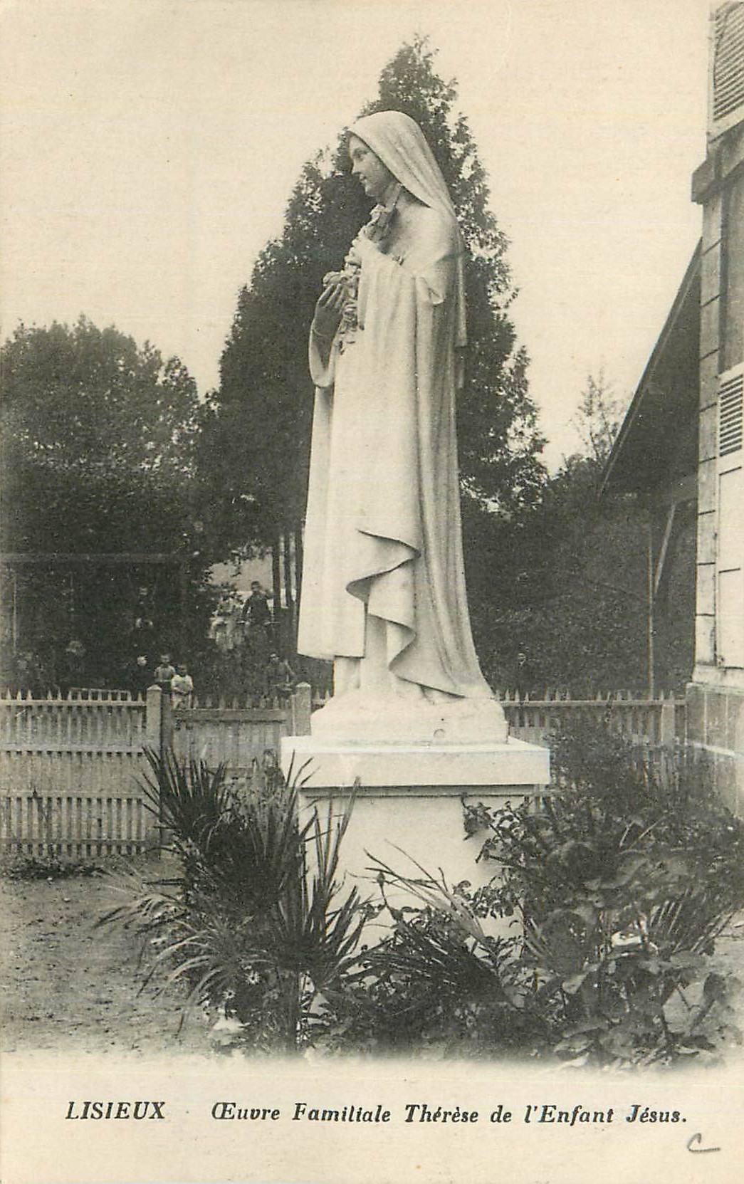 CPA Lisieux Oeuvre Familiale Therese de l'Enfant Jesus