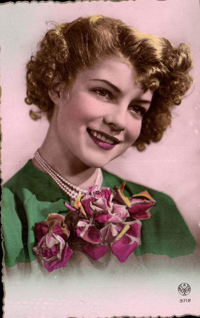 Jeune femme souriante — portrait — éditeur A.P. NOTER, n° 3712