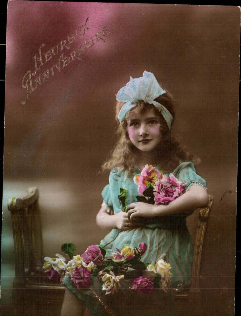 Fille en robe bleue tenant un bouquet de roses — 'Heureux Anniversaire' — éditeur non visible
