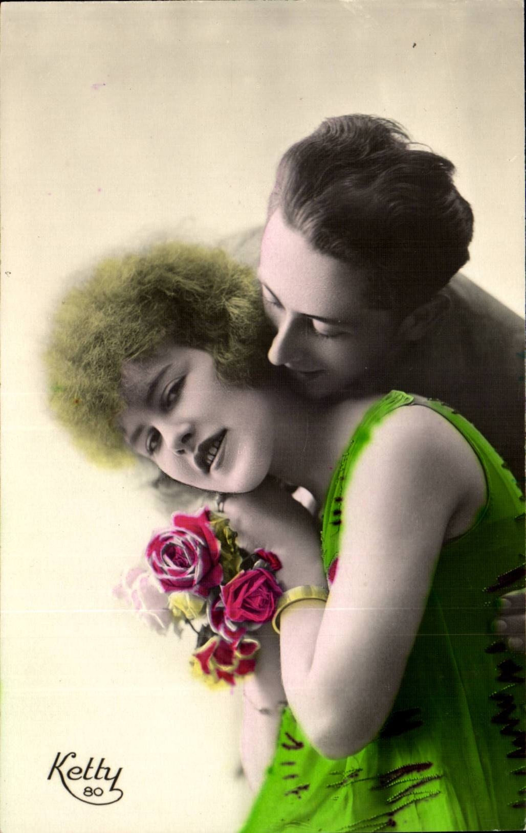 Jeune femme aux cheveux bouclés et homme en robe verte — Ketty 80