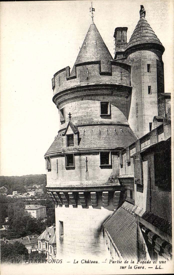 Pierrefonds — Le Château — Partie de la Façade et vue sur la Gare — LL.