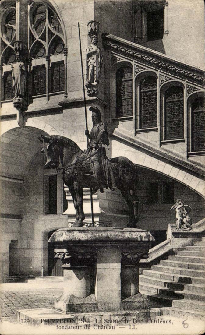 Pierrefonds — La Statue du Duc d'Orléans, fondateur du Château — LL
