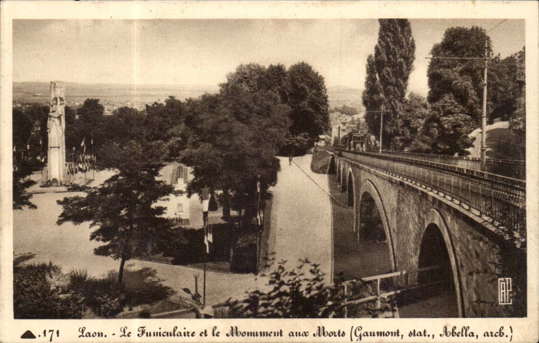 Laon - Le Funiculaire et le Monument aux Morts (Gaumont, stat., Abella, arch.)