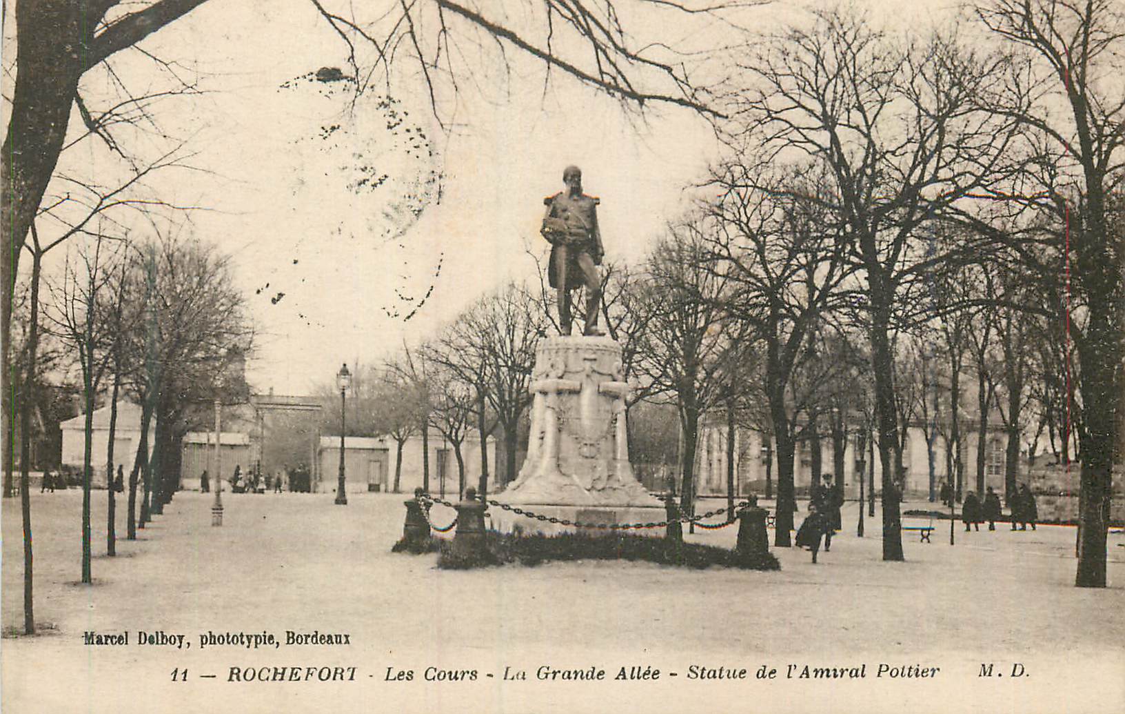 CPA Rochefort Les Cours La Grande Allee Statue de l'Amiral Pottier