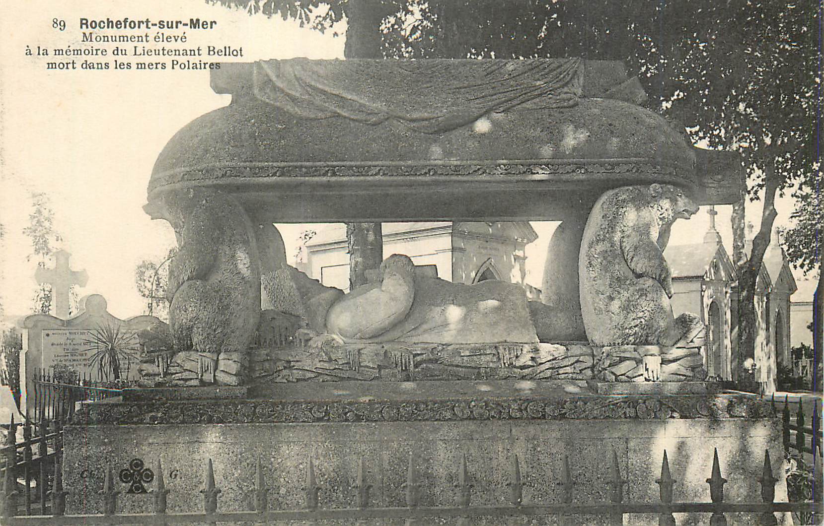 CPA Rochefort sur Mer Monument eleve a la memoire du Lieutenant Bellot Mort dans les Mers Polaires