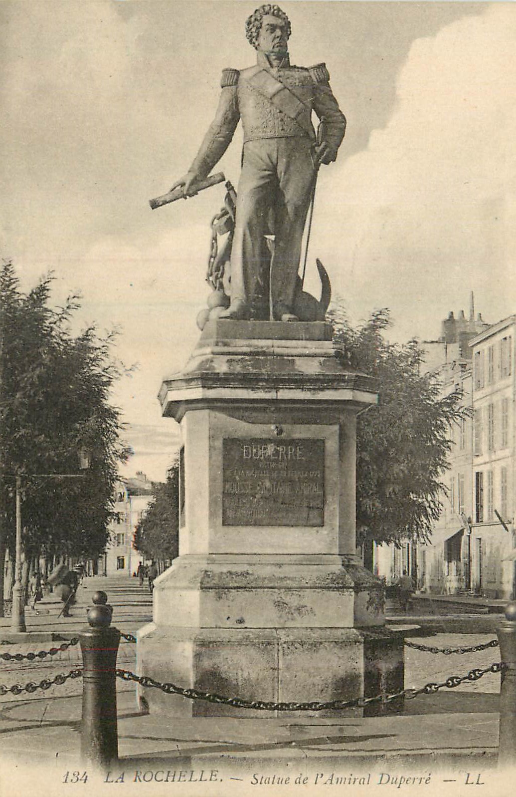 CPA La Rochelle Statue de l'Amiral Duperre